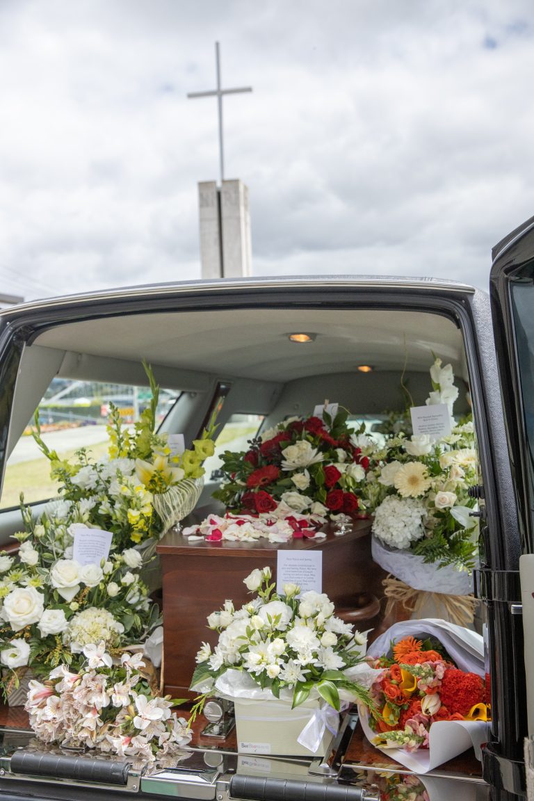fotografia-en-primer-plano-de-un-ataud-funerario-o-ataud-en-un-carro-funebre-o-capilla-o-entierro-en-